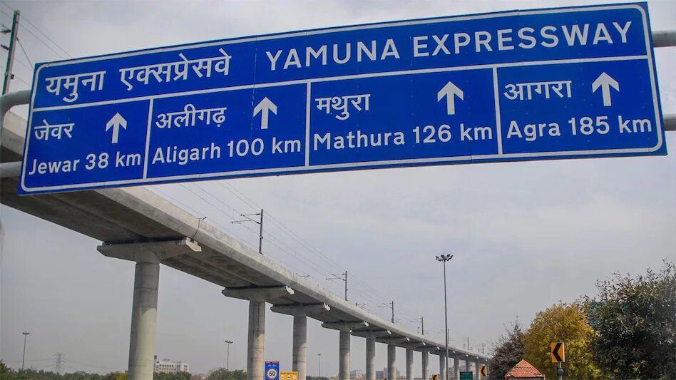 Bus Overturns at Yamuna Expressway, Over 30 People Injured; Few Critical 