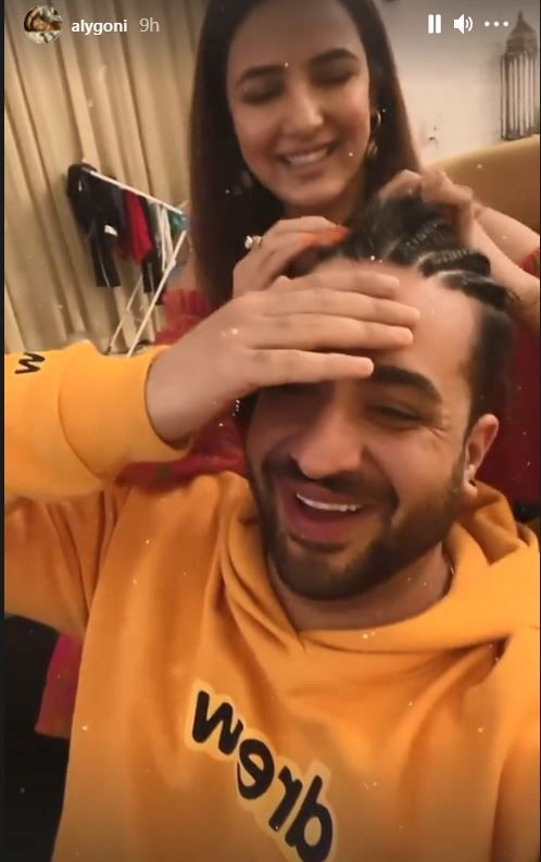 Aly Goni is tired of men braid. Jasmin is seen removing from his hair.