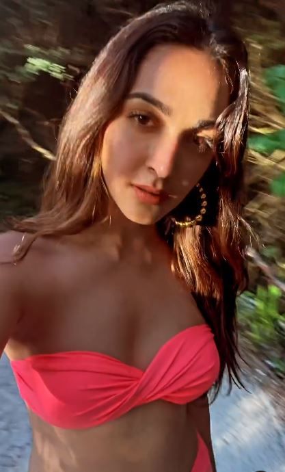 Kiara Advani looks hot and sexy in pink bikini from Maldives trip | A Still From Throwback Video