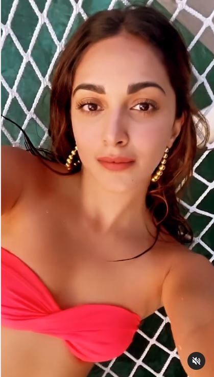 Kiara Advani looks hot and sexy in pink bikini from Maldives trip | A Still From Throwback Video