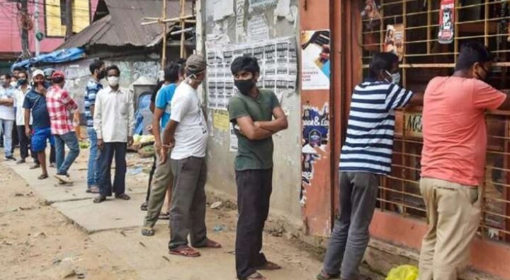 BIG Decision on Delhi Liquor Stores: Kejriwal Orders Deployment of Marshals at Alcohol Shops to Ensure Covid-Appropriate Behaviour