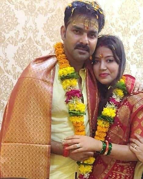 Pawan Singh की दूसरी पत्नी हैं बला की हसीन, फिल्मी बालाओं को देती हैं मात,  पहली ने कर ली थी आत्महत्या- Pics - Bhojpuri actor pawan singh second wife  jyoti singh is