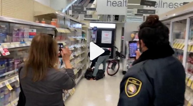 Man Shoplifts in Broad Daylight as Onlookers Film The Act on Camera, Shocking Video Goes Viral | Watch