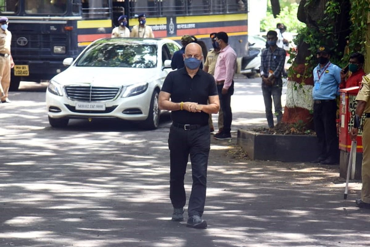 Dilip Kumar Funeral LIVE: Saira Banu Mourns Husband's Death, Bollywood Pays Tribute