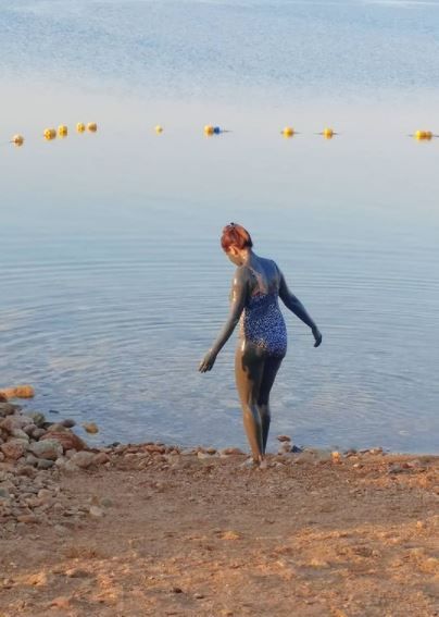 Taarak Mehta Ka Ooltah Chashmah Fame Munmun Dutta Takes Mud Bath In Hot  Leopard Print Bikini At Dead Sea