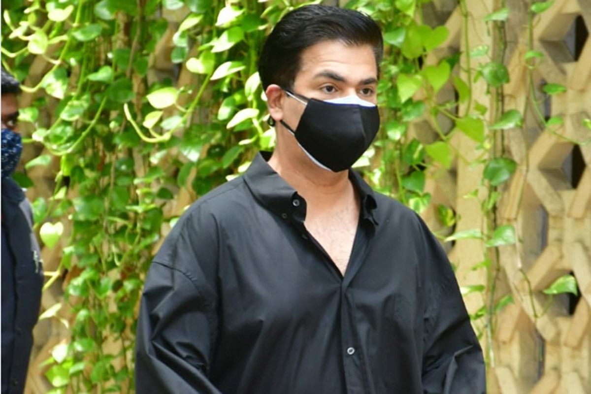 Dilip Kumar Funeral LIVE: Shah Rukh Khan Pays His Last Respects, Bollywood Celebs Line up at Sahab's Residence