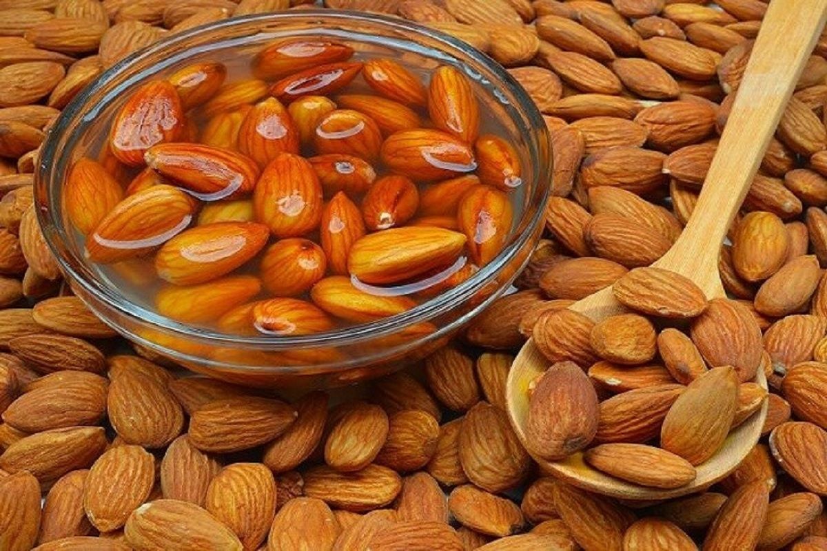 benefits-of-almonds-why-you-should-have-soaked-and-peeled-almonds-on