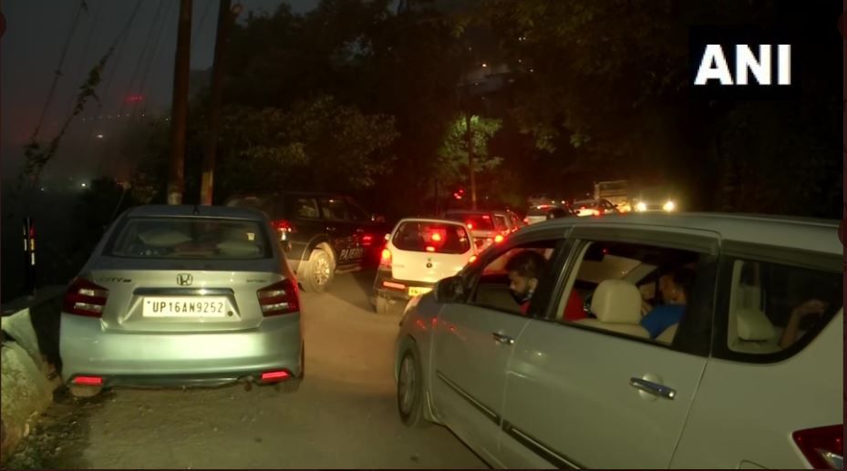 Long queue of vehicles choke roads of Mussoorie town. 