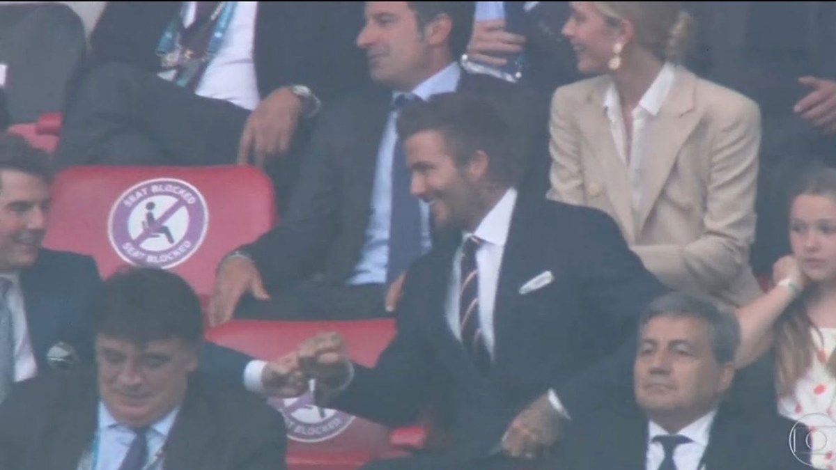 WATCH: David Beckham-Tom Cruise Fist Bump After Luke Shaw's Goal vs Italy in EURO 2020 Final at Wembley, Video Goes Viral