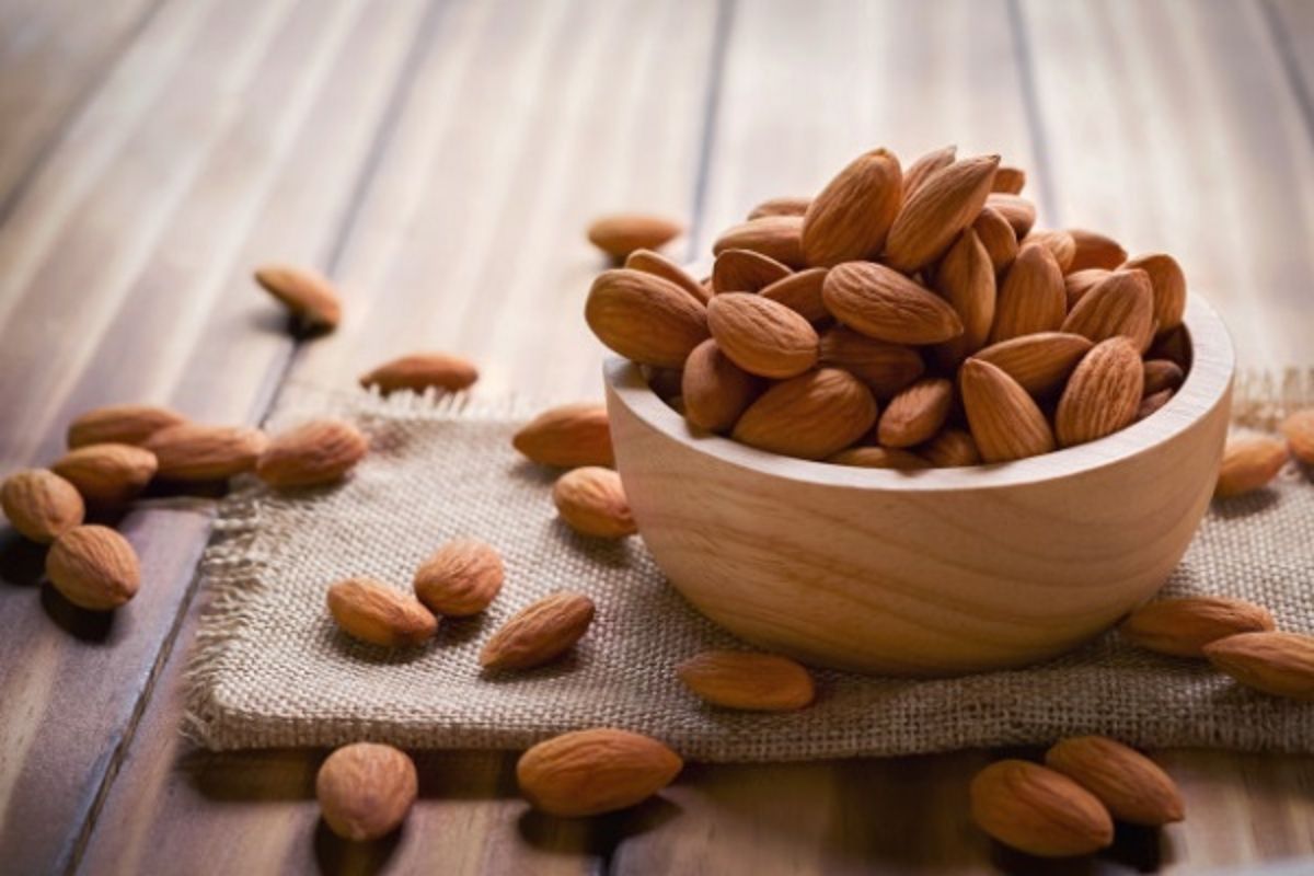 Disadvantages Of Eating Almonds या लोकांनी चुकूनही खाऊ नयेत बदाम