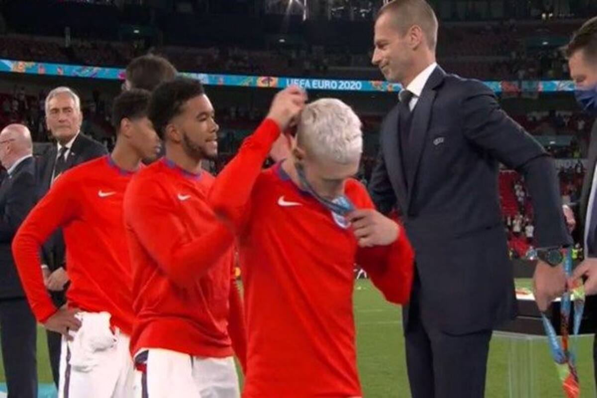 Medal Controversy Italy Vs England Video English Players Slammed For Taking Off Their Silver Medal After Loss In Euro Final Wembley Italy Medal Controversy Italy Vs England Video English Players Slammed For Taking Off Their Silver Medal After Loss In Euro Final Wembley Italy