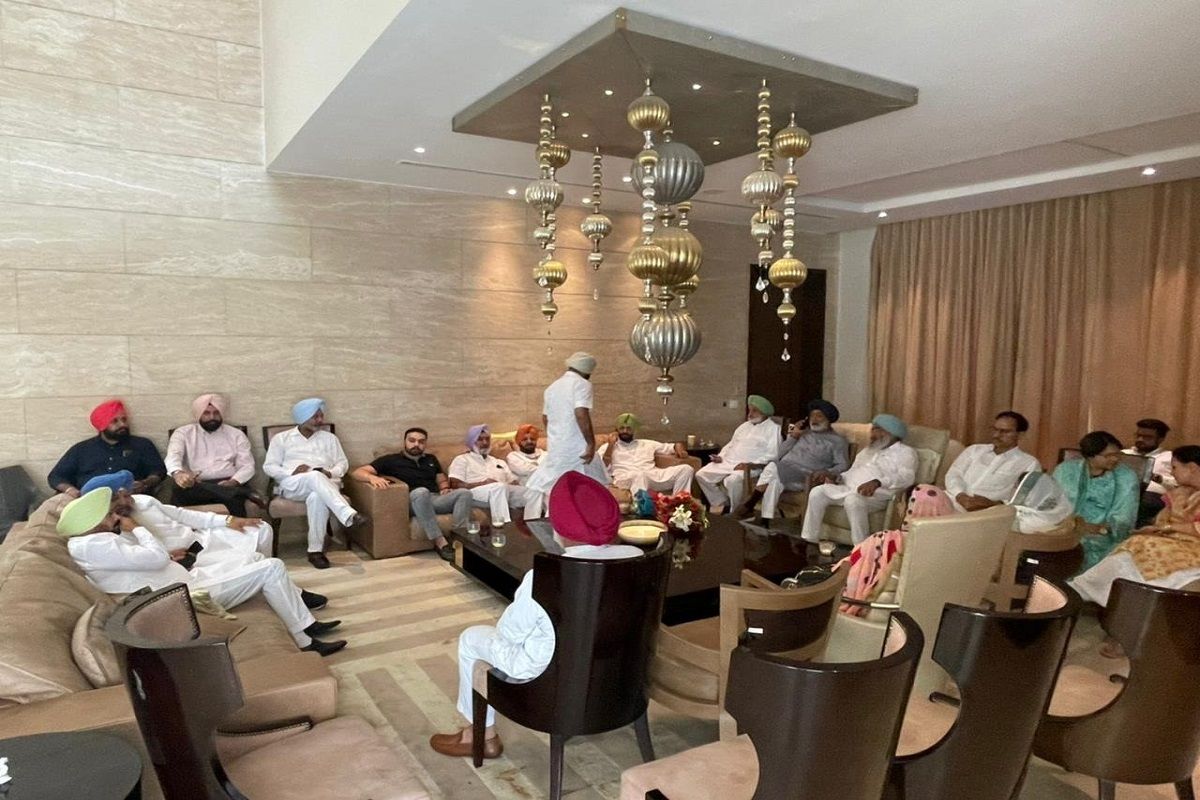Big Show of Strength Amid Congress Infighting: 62 MLAs Meet Navjot Sidhu in Amritsar; Why Should he Apologise, Asks Lawmaker