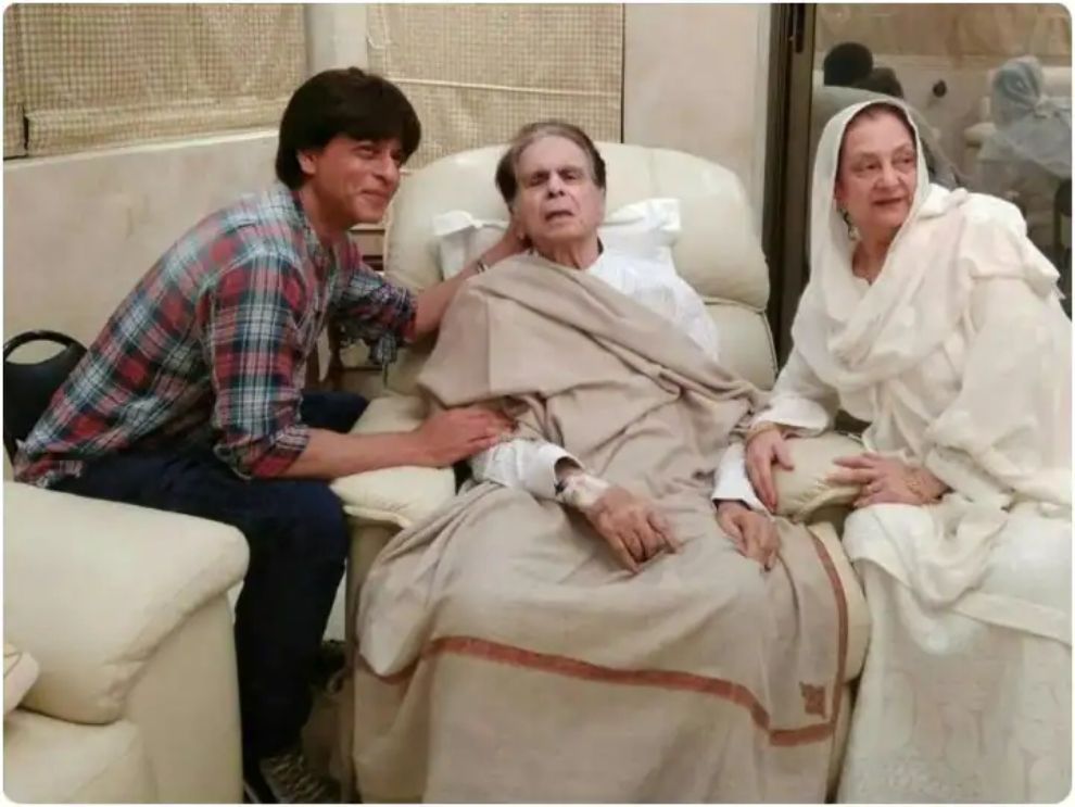 शाहरुख को बेटे की तरह चाहते थे Dilip Kumar, सायरा बानों ने बताई थी इसकी  असली वजह...सुनकर हो जाएंगे भावुक - Dilip kumar death news dilip kumar  considered shah rukh khan a