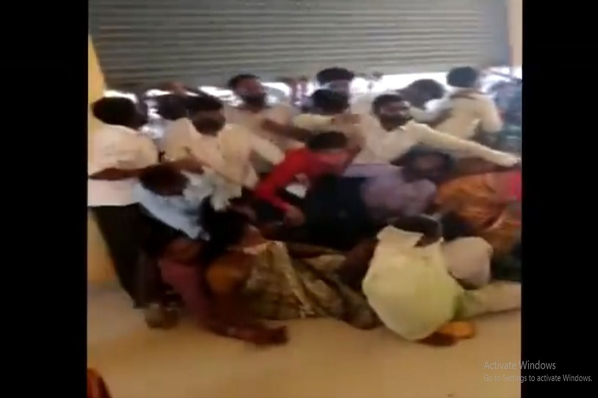 VIDEO: Stampede-like Situation After People Rush to Reserve Vaccine Slot in Madhya Pradesh | WATCH