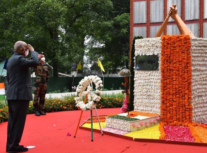 On Kargil Vijay Diwas, President Kovind laid a wreath at the Dagger War Memorial, Baramulla, Jammu & Kashmir, to pay tributes to all soldiers who sacrificed their lives in defending the nation.