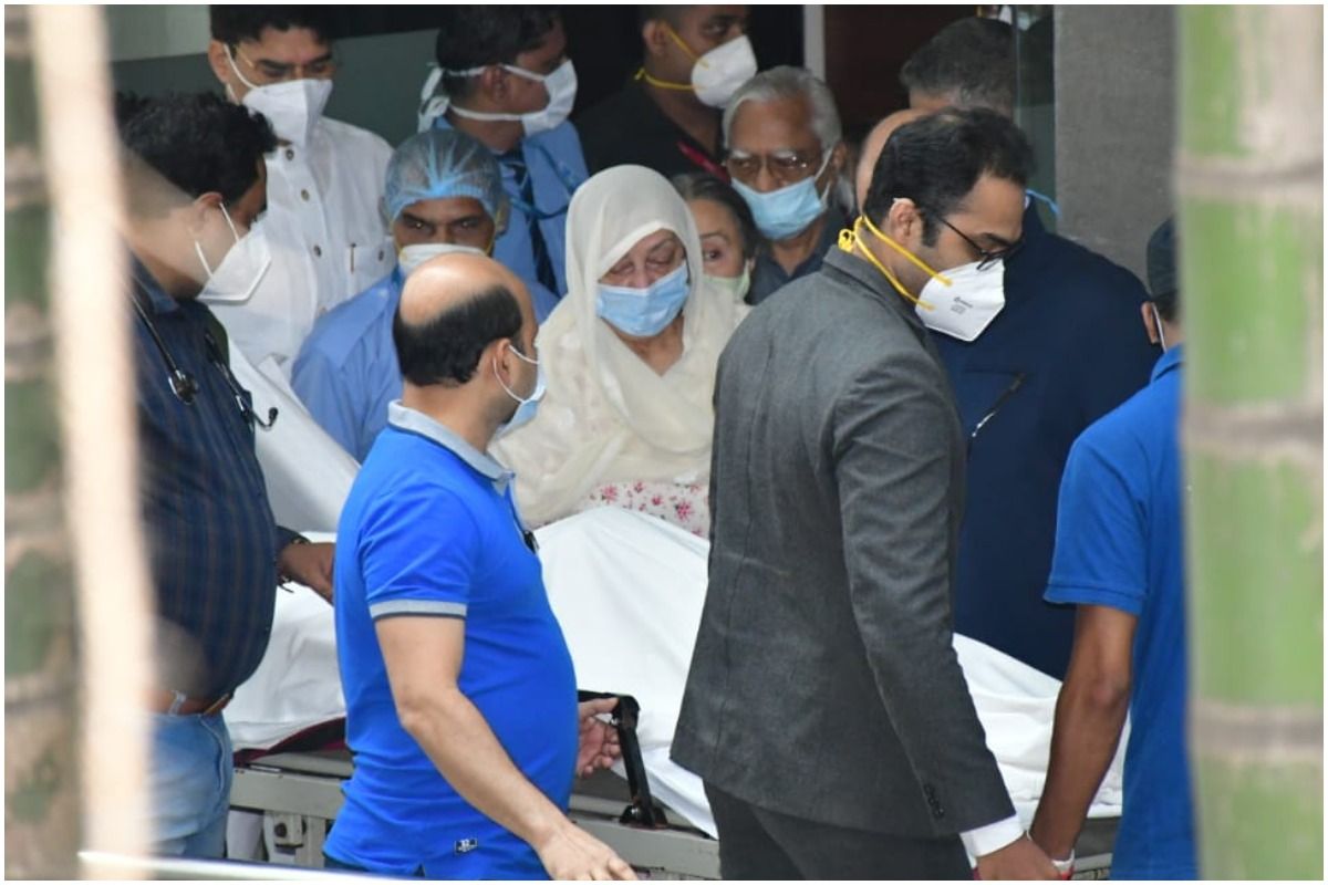 Dilip Kumar Funeral LIVE: Saira Banu Mourns Husband's Death, Bollywood Pays Tribute