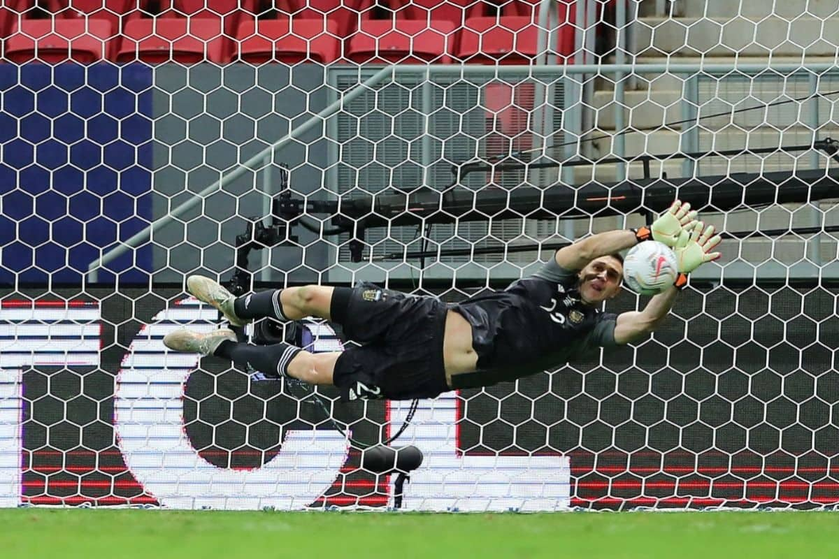 Emiliano Martínez: The art of winning a penalty shootout