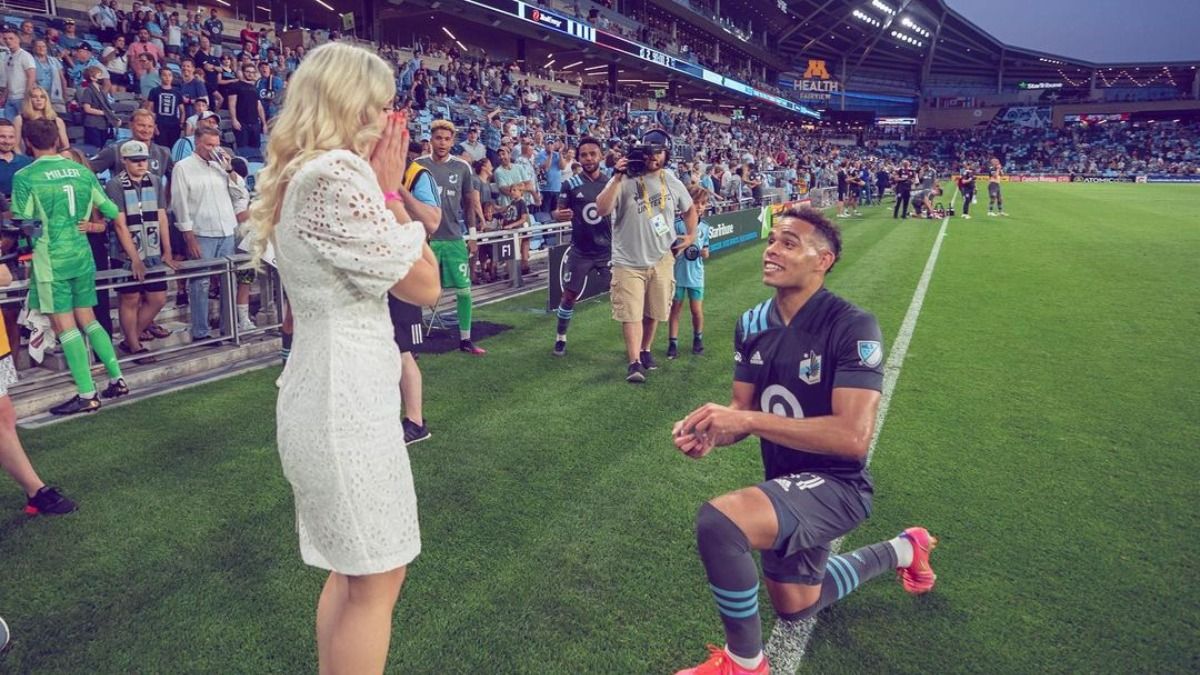 Viral Video: American Footballer Hassani Dotson Stephenson Proposes Girlfriend On Pitch After MLS Match