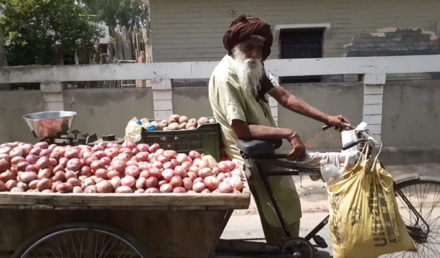 100-year-old Man Sells Vegetables to Support Orphaned Grandchildren, Receives Massive Donation After His Cart Pulling Photo Went Viral