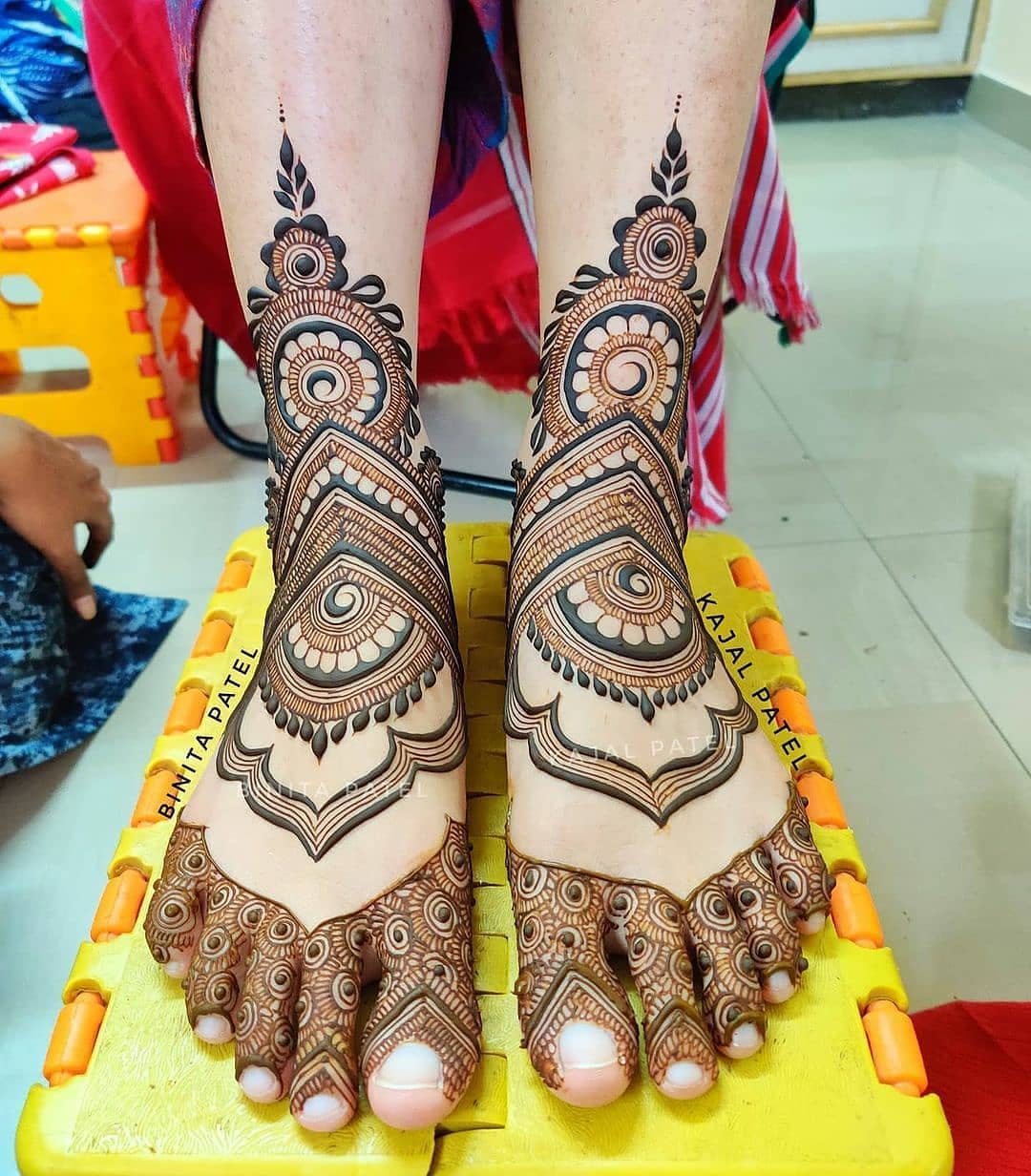 Feet Mehndi Design: करवा चौथ पर पैरों के लिए 7 मेहंदी डिजाइन