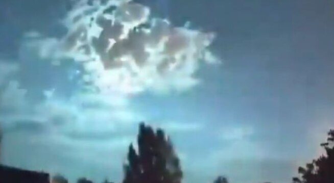 UFO or Satellite Crash? Mysterious Green Meteor Falls to Earth With Massive Explosion in Turkey| Watch