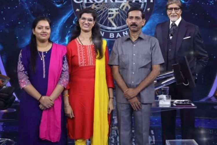 KBC 13 Interview | Crorepati Himani Bundela on Fame; Amitabh Bachchan Offering Water 2 Himani Bundela and her family poses with Amitabh Bachchan (PC: Twitter)