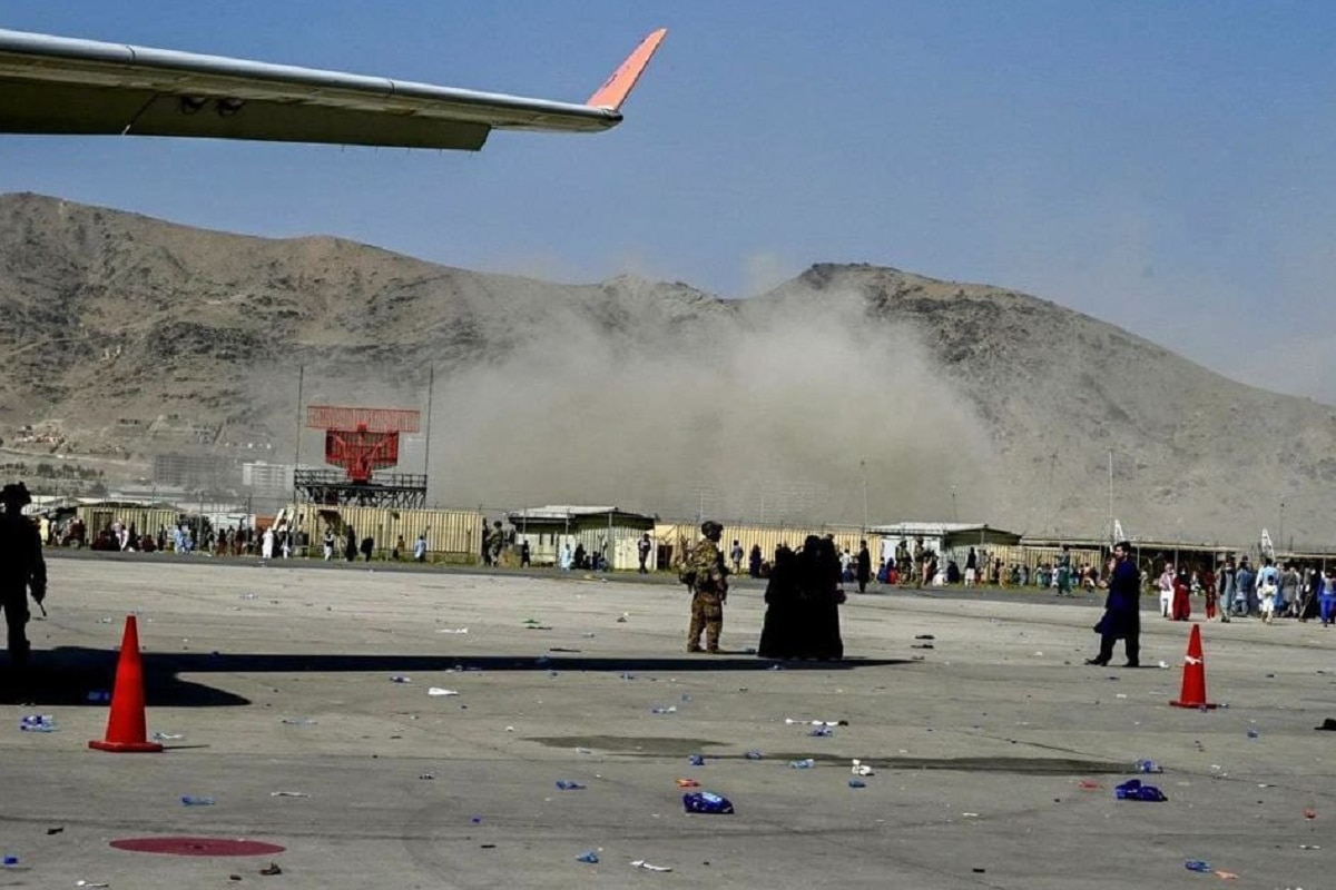 काबुल हवाई अड्डे के बाहर धमाकों में 13 लोगों की मौत, आत्मघाती हमले की आशंका