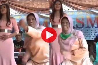 Amma Ji Ka Funny Dance: मंच पर डांस करने पहुंची अम्मा जी, पर बन गईं जैकी  चैन | Viral हो रहा मजेदार Video