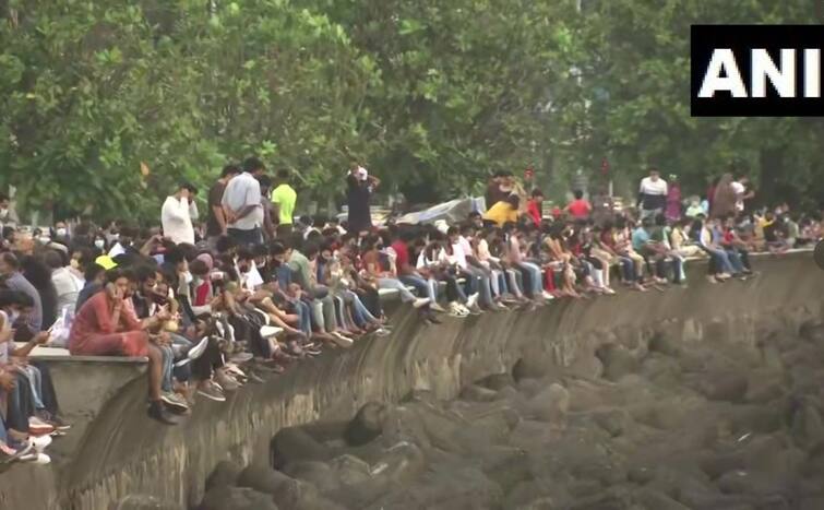 Huge Crowds at Mumbai's Marine Drive, Juhu Beach After Coronavirus Curbs Relaxed. See Video, Photos