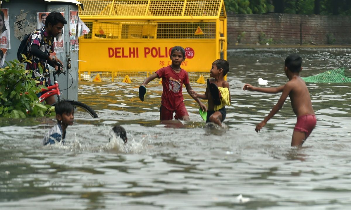 Delhi Rains: Incessant Rainfall Causes Traffic Jams, Flooding of Railway Tracks. Watch Video