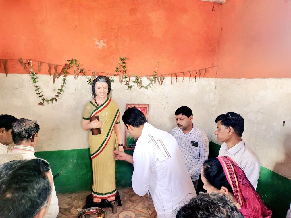 Indira Gandhi Ki Puja