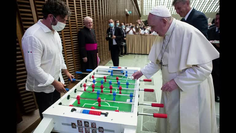 Soccer-Loving Pope Francis Gets a Foosball Table As Gift, Tries His Hand at The Game | Watch