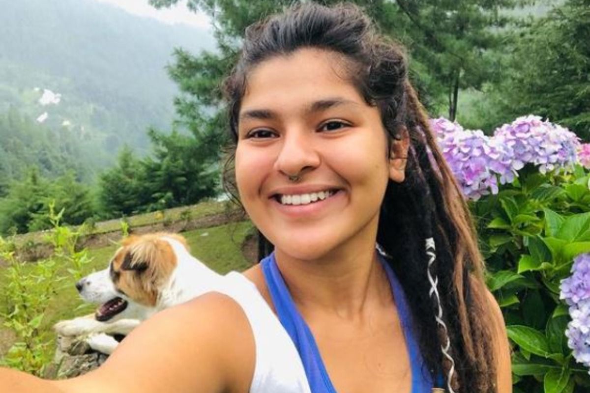 Taarak Mehta Ka Ooltah Chashmah Fame Nidhi Bhanushali Shares Stunning Selfie From Misty Mountains, Reveals 'I am Shit Scared of Flowers'