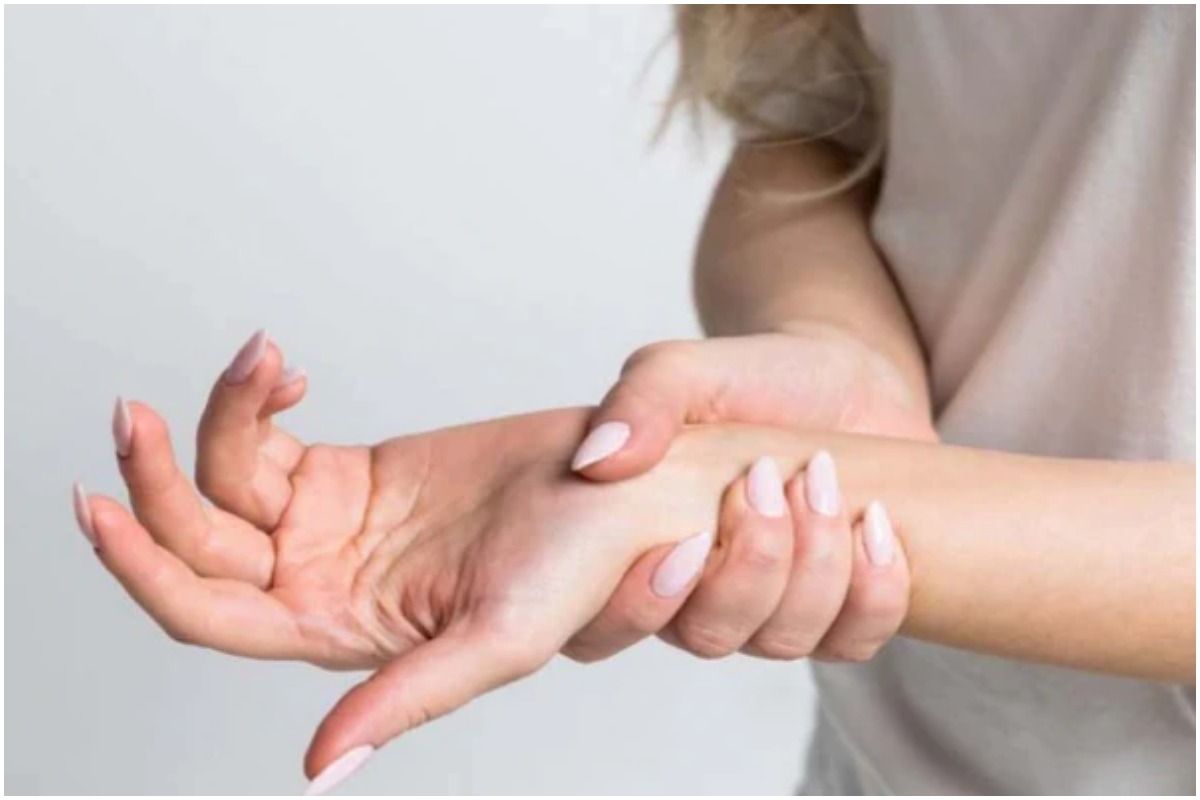 Numbness Problem: कहीं आपके हाथ-पैर भी तो नहीं हो जाते बार-बार सुन्न? हल्के  में लेने की ना करें भूलकर भी गलती