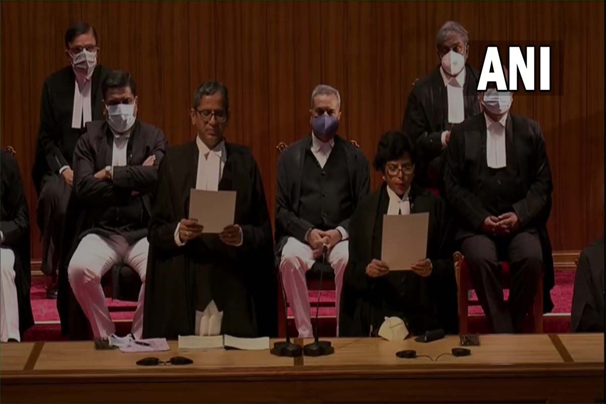 VIDEO: Supreme Court में बना नया रिकॉर्ड, एक साथ नौ जजों ने ली शपथ, पहली बार तीन महिलाएं बनीं न्यायाधीश