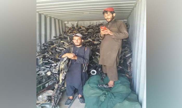 Taliban News: लूटे गए अमेरिकी हथियारों का जखीरा पाकिस्तान भेज रहा तालिबान, मचा सकता है आतंक