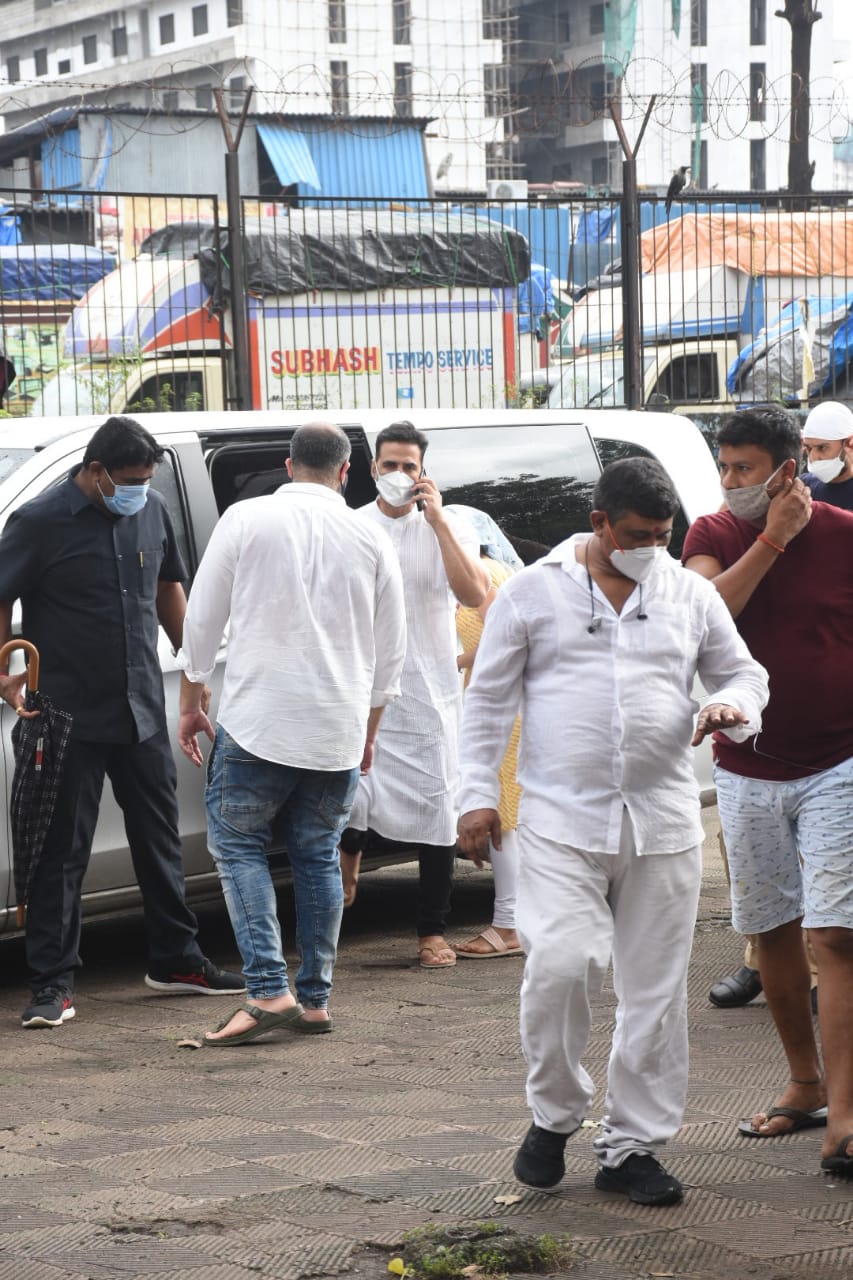 Akshay Kumar At Aanand L Rai’s Mom’s Funeral Photo Credit: Viral Bhayani