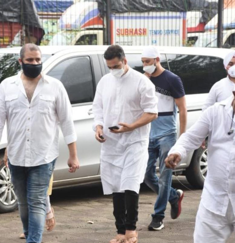 Akshay Kumar At Aanand L Rai’s Mom’s Funeral Photo Credit: Viral Bhayani
