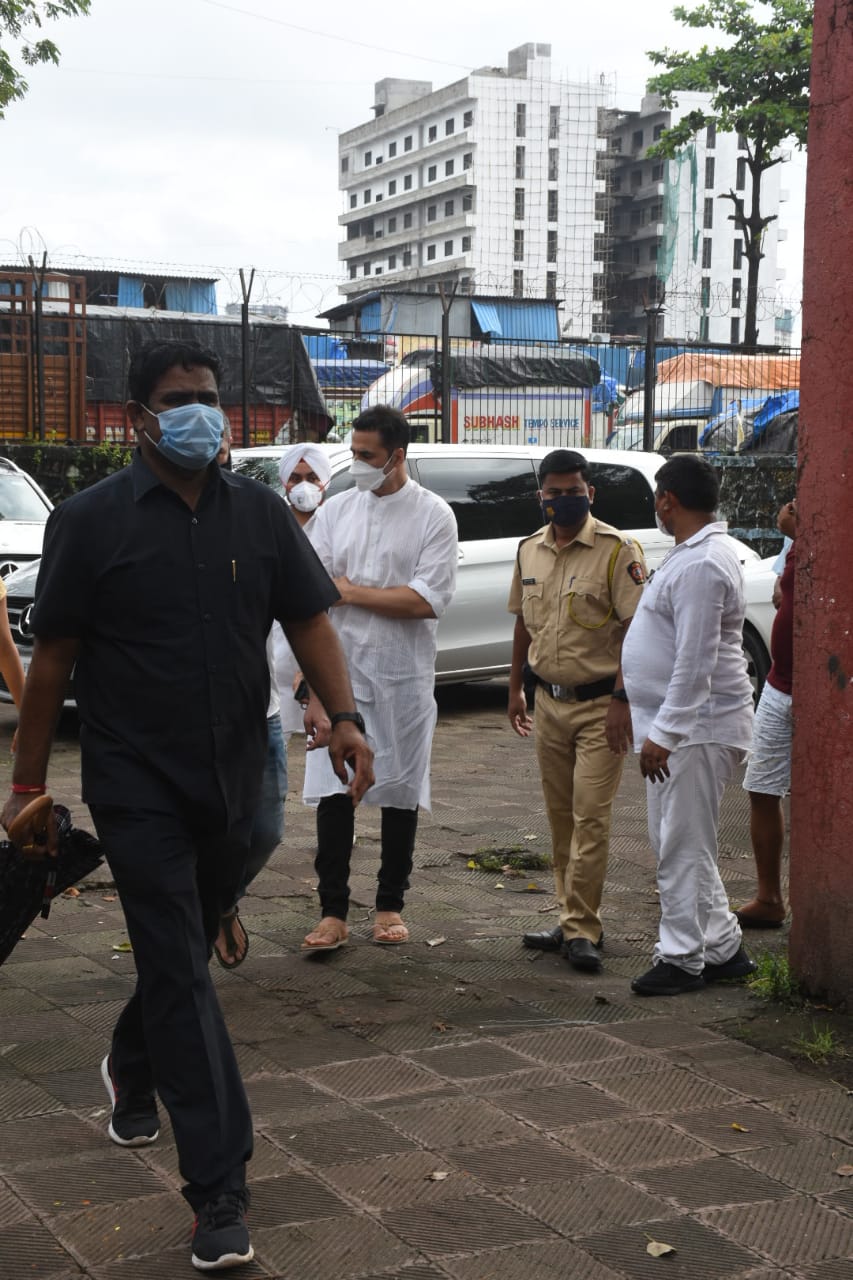 Akshay Kumar At Aanand L Rai’s Mom’s Funeral Photo Credit: Viral Bhayani