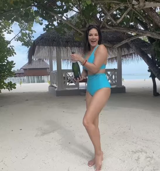 Sunny Lionexnxx - Sunny Leone Takes a Dip Into The Blue In Hot Deep Neckline Bikini As She  Vacays In Maldives See Bold Pics