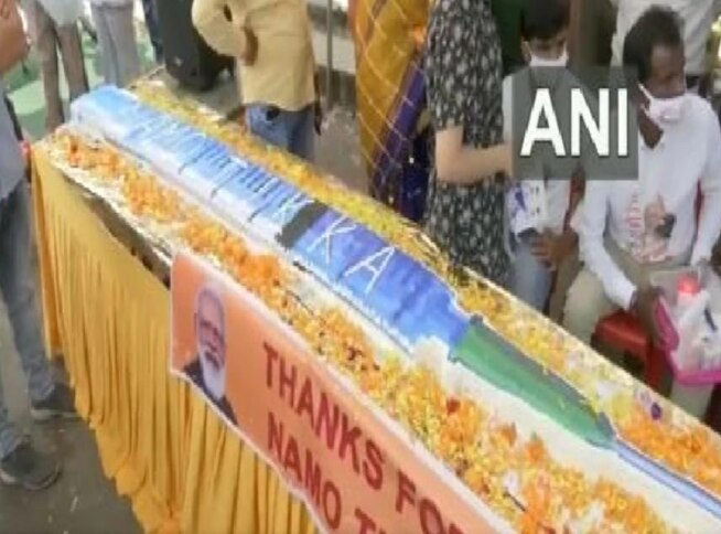 PM Modi's Birthday: BJP Workers Cut 71-Feet-Long Syringe-Shaped Cake in Bhopal