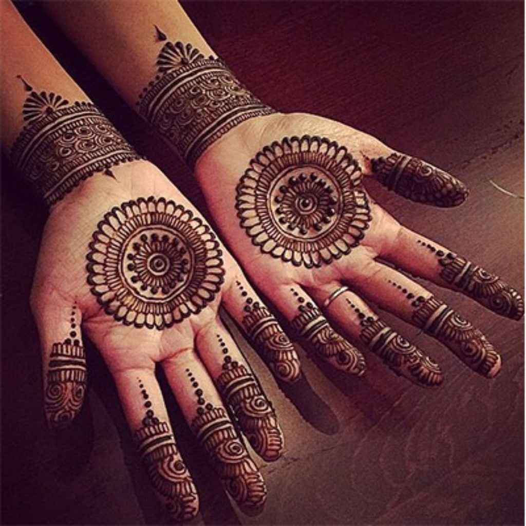 Karwa Chauth 2023 Mehndi Designs: करवा चौथ पर हाथों पर लगाएं पति के नाम की  मेहंदी,