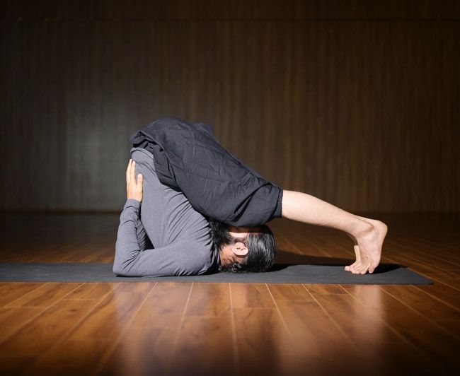 How to look younger after 40? Do these 5 anti-ageing Yoga exercises to look  10 years younger