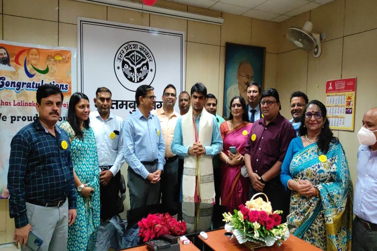 Art of Living Team Felicitate Tokyo Paralympics Silver Medalist Suhas LY