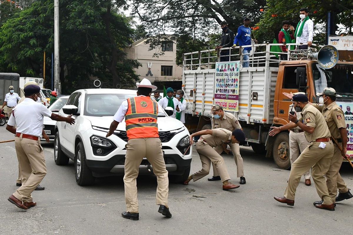 Bharat Bandh: बेंगलुरु में ड्यूटी के दौरान बाल-बाल बचे DCP धर्मेंद्र मीणा, पैर पर चढ़ी प्रदर्शनकारी की SUV