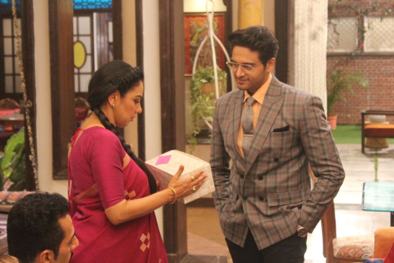 Anuj Kapadia Gifts Ghunghroo to Anupama (Picture Credits: Team Anupamaa)