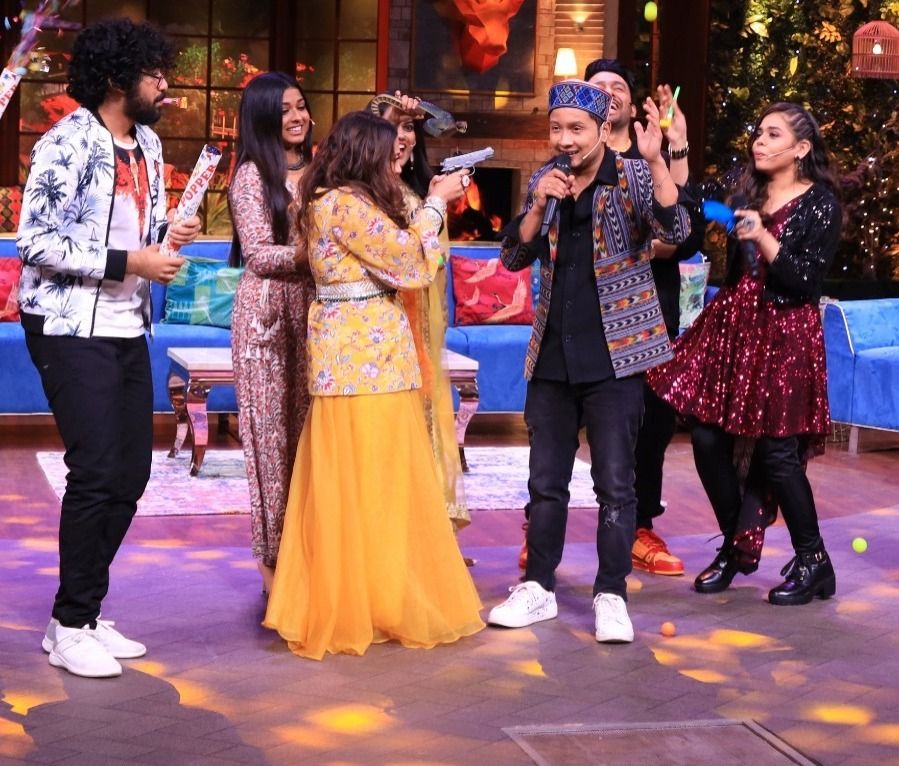 Neha Kakkar disturbs Pawandeep Rajan (Picture Credits: Sony TV)