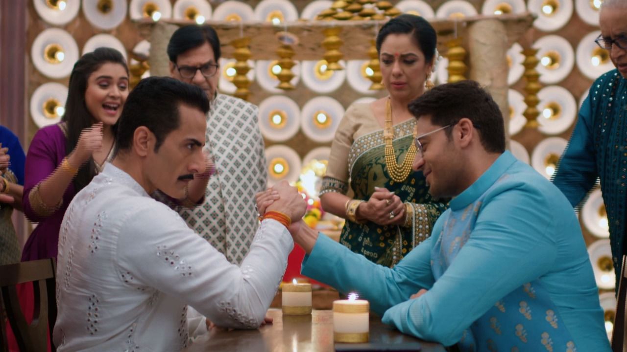 Vanraj and Anuj's arm wrestling challenge (Photo Credits: Team Anupamaa) 