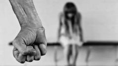 अजनबी के साथ ये काम कर रही थी महिला तभी आ गए ससुराल वाले, पेड़ से लटकाकर किया…