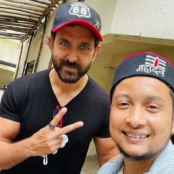 indian idol 12 pawandeep rajan arunita kanjilal met with hrithik roshan family they gifted them gold chain